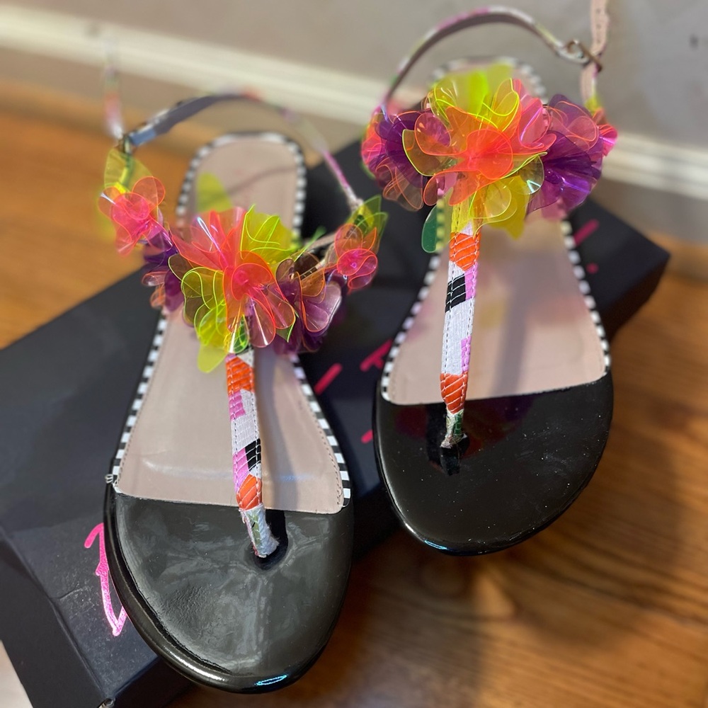 ♣️Betsey Johnson Black Sandals with 🌸Multicolor Floral Accents🌟